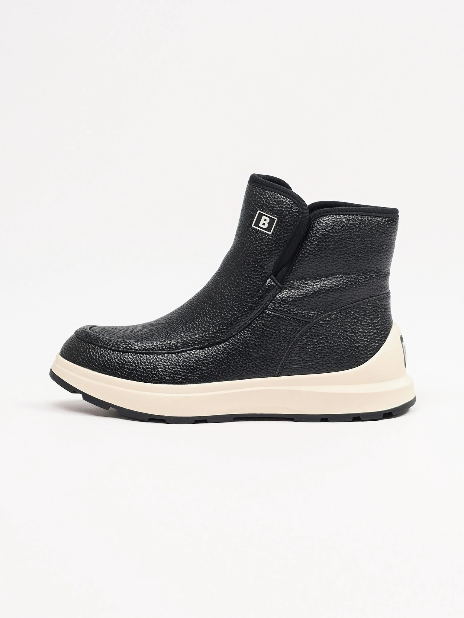 Ботинки черного цвета на контрастной низкой подошве